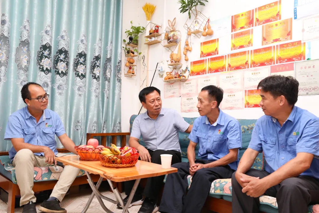 海南省總工會(huì)到海南礦業(yè)走訪慰問全國勞模朱平