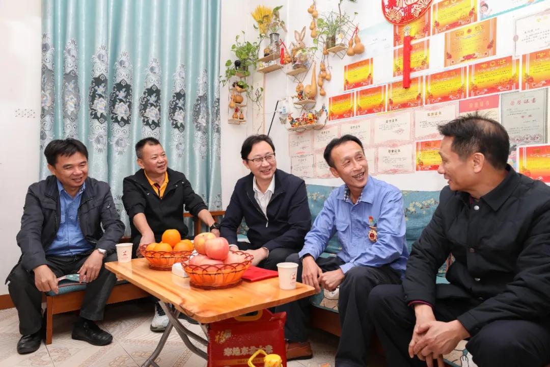 海南省總工會副主席陳波走訪慰問海南礦業(yè)員工