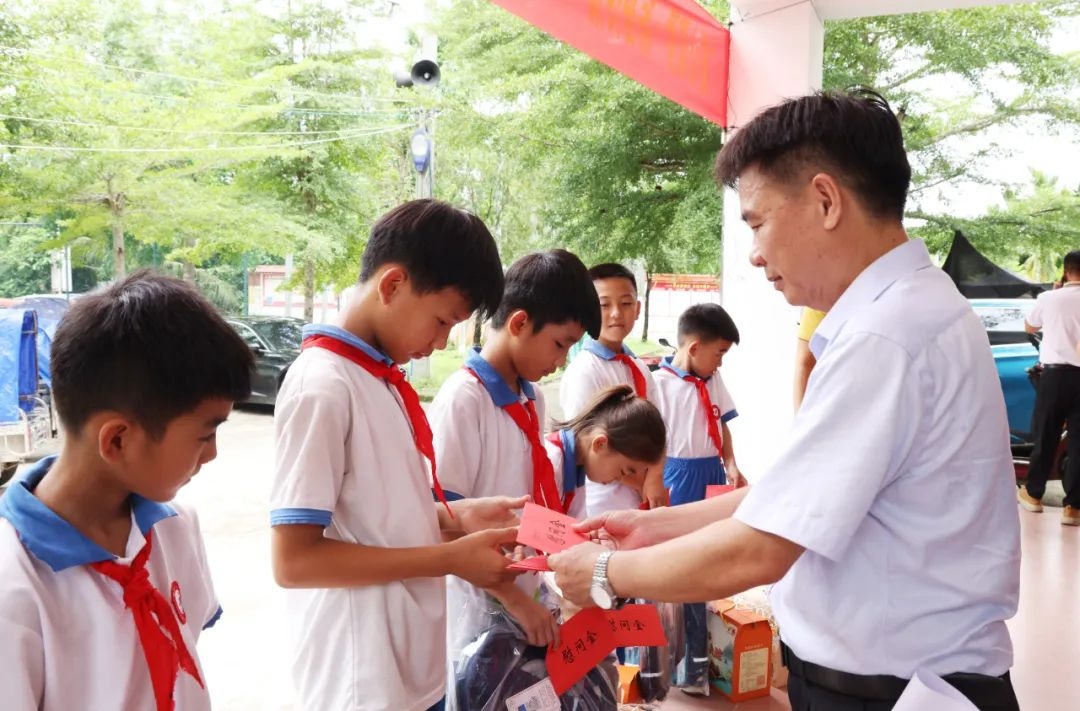 海南礦業(yè)到鄉(xiāng)村振興聯(lián)系點(diǎn)舉行留守兒童“六一”關(guān)愛(ài)活動(dòng)
