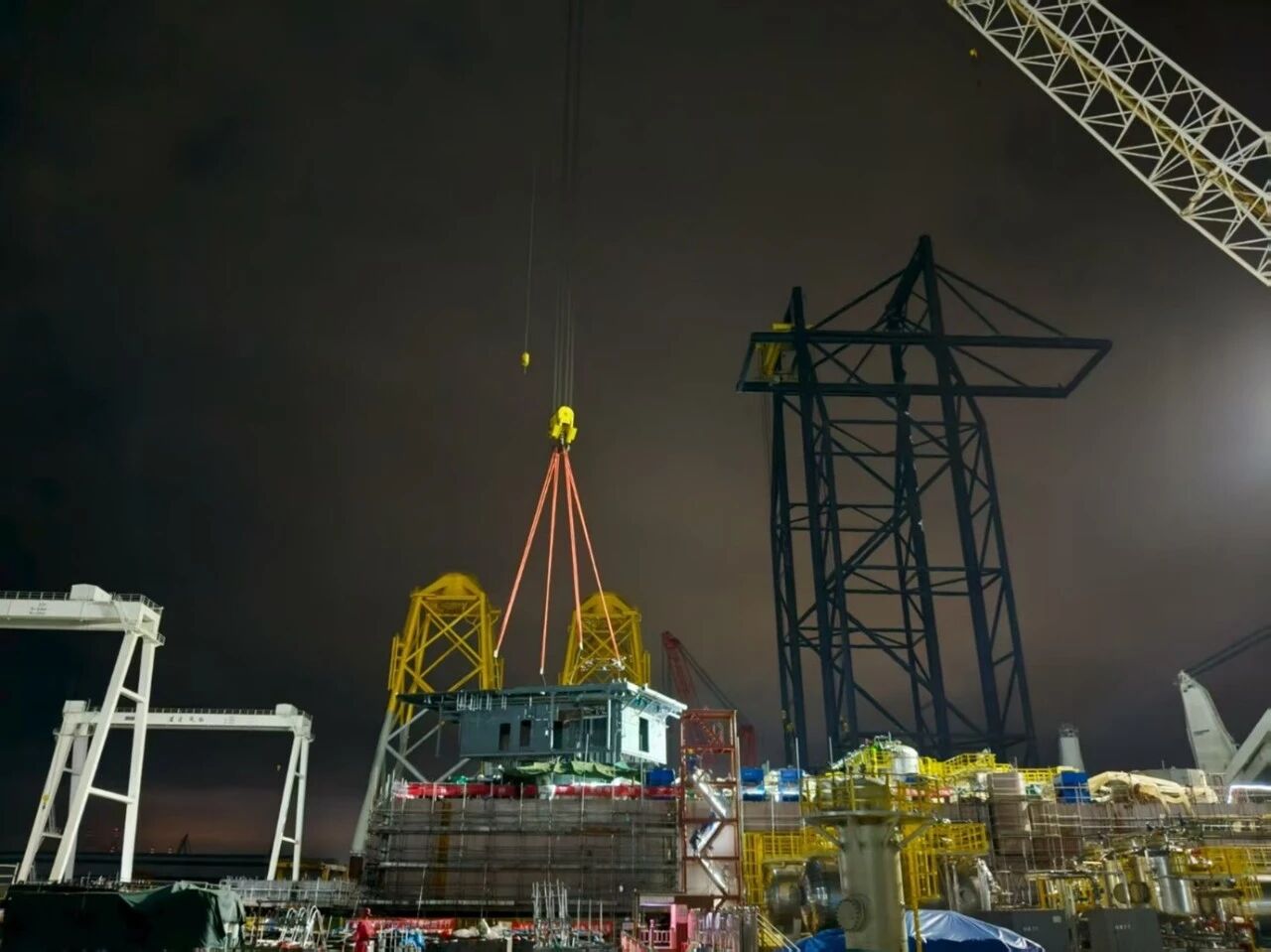 國慶中秋不停歇 一線奮戰(zhàn)顯擔(dān)當(dāng)——洛克石油潿洲10-3油田西區(qū)平臺建造現(xiàn)場紀(jì)實(shí)